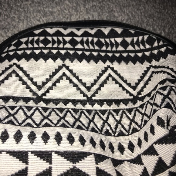 NWT Time & Tru Black & White Dome Pouch w/ Tassle - Picture 5 of 7